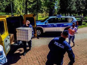 policjanci noszą paczki