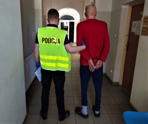 policjant z zatrzymanym mężczyzną