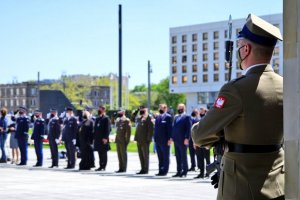 Uczestnicy uroczystości upamiętniającej 86. rocznicę śmierci Marszałka Józefa Piłsudskiego