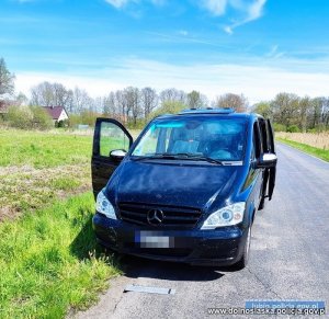 Na zdjęciu widać odzyskany kradziony samochód marki Mercedes koloru czarnego