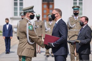 Prezydent wręcza awanse generalskie funkcjonariuszom Straży Granicznej