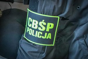 opaska na ręku z napisem CBŚP Policja