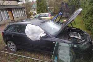Skradziony samochód osobowy marki Audi koloru czarnego znajdujące się na posesji