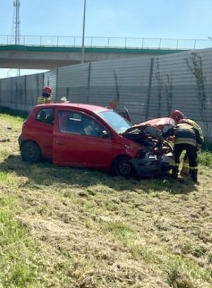 Osoby stojące przy samochodzie po wypadku