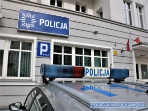 komisariat Policji i fragment policyjnego radiowozu