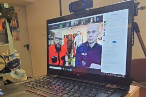 Ratownik i policjant na ekranie laptopa prowadzą szkolenie on-line