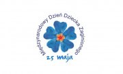 Czterolistna niebieska koniczynka i napis 25 maja Międzynarodowy Dzień Dziecka Zaginionego