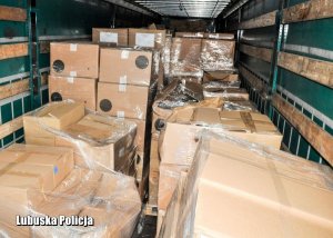 Kartony na pokładzie naczepy&quot;&gt;