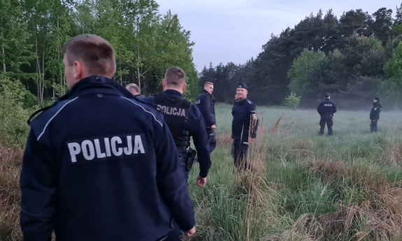 policjanci podczas poszukiwań