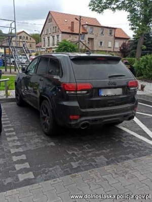 odzyskany jeep stojący na parkingu