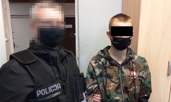 policjant prowadzi zatrzymanego