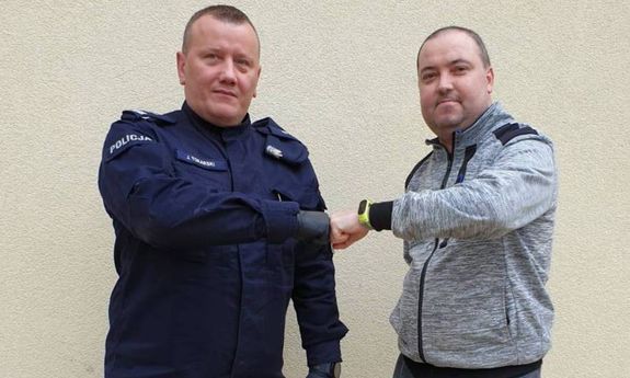 Zdjęcie przedstawia Komendanta Powiatowego Policji w Pabianicach, młodszego inspektora Jarosława Tokarskiego i aspiranta sztabowego Rafała Dzwonnika&quot;&gt;