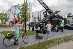 Policjanci pokazujący dzieciom wóz bojowy TUR.