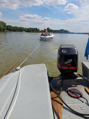 policyjna motorówka holuje łódź