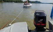 policyjna motorówka holuje łódź