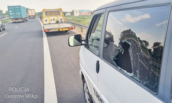 Samochody poruszające się po drodze expresowej S3, na poboczu stoi laweta, a za nią vw z wybitą szybą