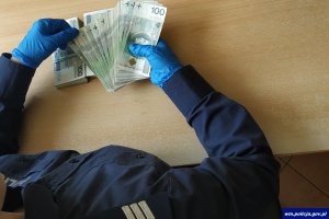 Zabezpieczone pieniądze trzymane przez policjanta