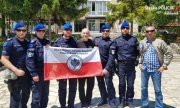 zdjęcie kolorowe: polscy policjanci stacjonujący w Kosowie podczas spotkania z ojcem i rodziną rannego motocyklisty