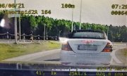 biały samochód sportowy zatrzymany do kontroli na jednej z ulic - klatka z nagrania z videorejestratora