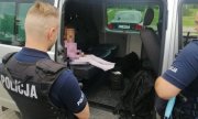 Policjanci a w radiowozie mała dziewczynka