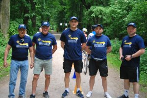 pięciu organizatorów zawodów rowerowych Olimpiad Specjalnych