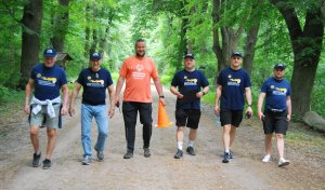 sześciu organizatorów zawodów rowerowych Olimpiad Specjalnych