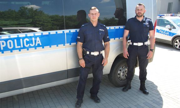 Dwaj policjanci Wydziału Ruchu Drogowego w Myśliborzu przy radiowozie