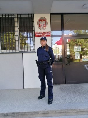 st. post. Katarzyna Jemioło przed Komisariatem Policji Tarnów-Zachód