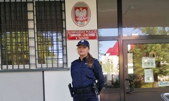 st. post. Katarzyna Jemioło przed Komisariatem Policji Tarnów-Zachód
