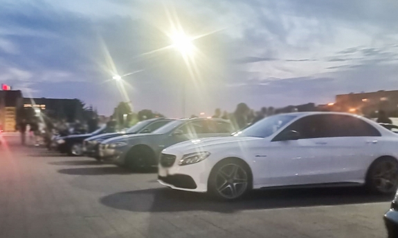 samochody stojące na parkingu przy centrum handlowym