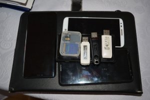 telefony, pendrivy i karty SIM zabezpieczone przez policjantów