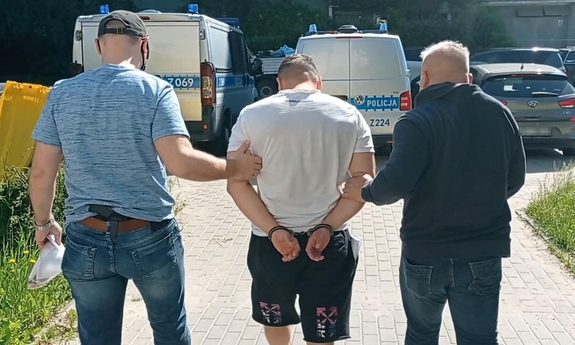 policjant z zatrzymanym mężczyzną