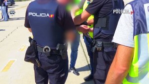 Hiszpańscy policjanci przekazują zatrzymanego polskim funkcjonariuszom.
