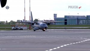 Wojskowy samolot po wylądowaniu na płycie lotniska.