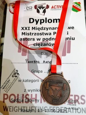 dyplom i medal, który otrzymał funkcjonariusz gdańskiej drogówki
