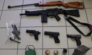 broń zabezpieczona przez policjantów poukładana na podłodze w komendzie