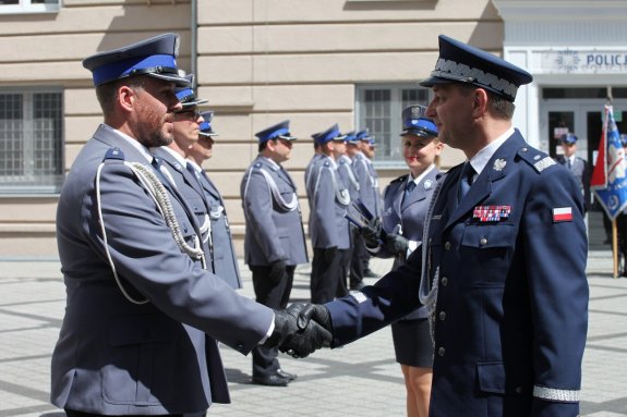 Nowi oficerowie wielkopolskiej Policji w trakcie uroczystości promocji mianowania na pierwszy stopień oficerski, która odbyła się na dziedzińcu Komendy Wojewódzkiej Policji w Poznaniu