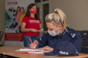 wykładowczyni podpisująca deklarację dkms