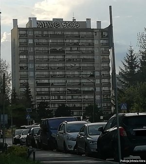 graffiti na dużym bloku mieszkalnym