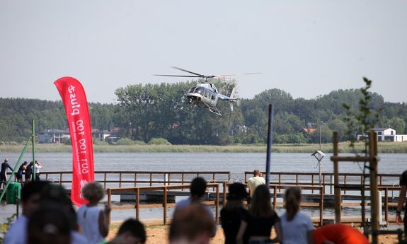 Kadr z imprezy plenerowej zorganizowanej na niepruszewskiej plaży z udziałem służb mundurowych i dzieci z pobliskich szkół