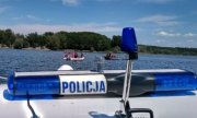 sygnały i dach policyjnej łodzi motorowej w tle jezioro