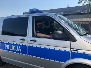 dwaj policjanci siedzą w radiowozie