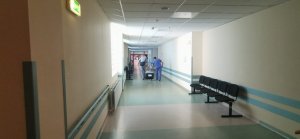Medycy wiozą serce na wózku po korytarzu szpitala do sali