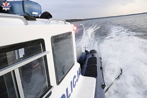 policyjna łódź motorowa płynie po zalewie lubelskim