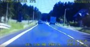Zdjęcie przedstawiające widok z videorejestratora. Na zdjęciu widać drogę i dwa samochody. Jeden z samochodów nie zastosował się do nakazu jazdy z prawej strony znaku