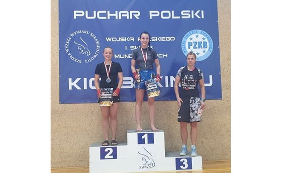 trzy zawodniczki na podium