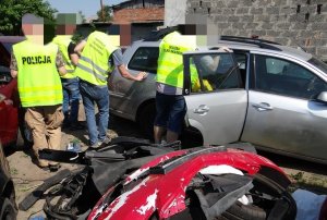 policjanci, funkcjonariusze Pomorskiego Urzędu Celno – Skarbowego w Słupsku z funkcjonariuszami Wojewódzkiego Inspektoratu Ochrony Środowiska ze Słupska sprawdzają auto