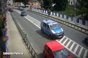 radiowóz eskortuje samochód osobowy