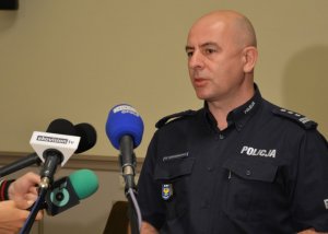 uczestnicy briefingu udzielają informacji mediom&quot;&gt;