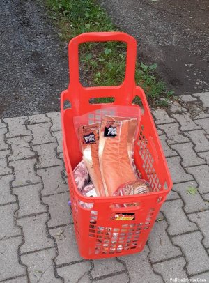 produkty spożywcze w koszyku z supermarketu stojącego na kostce brukowej